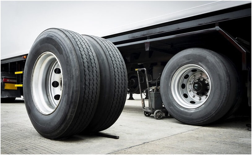 How to change a truck’s tire?