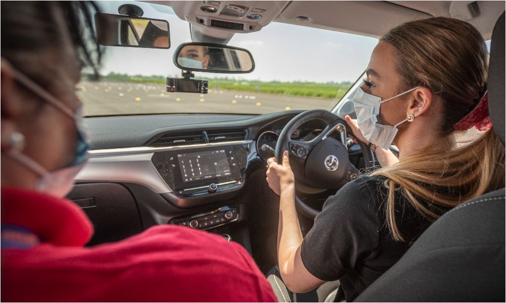 Automatic vs. Manual Driving Lessons: Which One is Right for You?